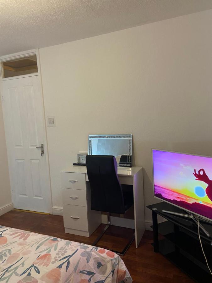 King Room In Warrington Exterior photo